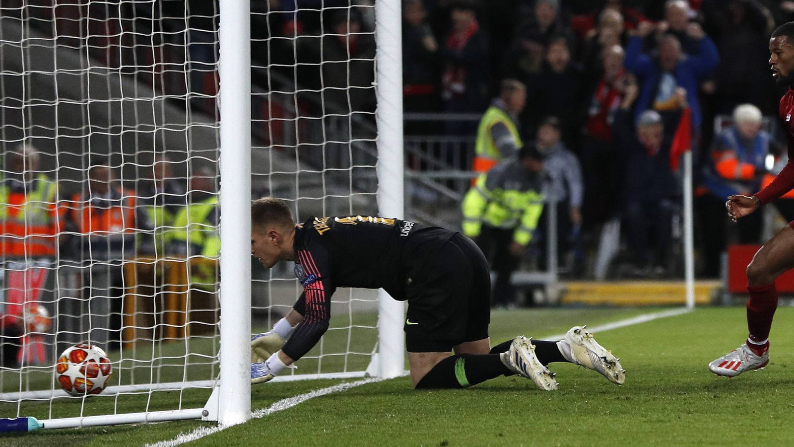 
                <strong>Marc-André ter Stegen</strong><br>
                Reagiert vor dem 0:1 stark gegen Henderson, hat gegen den Nachschuss von Origi aber keine Chance. Beim 0:2 keine Schuld, aber unglücklich, beim 0:3 ohne Chance, auch beim 0:4, als die komplette Barca-Hintermannschaft pennt. Dazwischen mit starken Paraden. ran-Note: 3
              