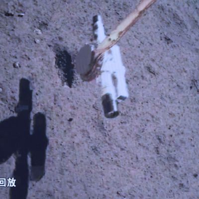 Die Aufstiegsvorrichtung der chinesischen Sonde Chang'e-6 hob am Dienstagmorgen (4. Juni) von der Mondoberfläche ab.