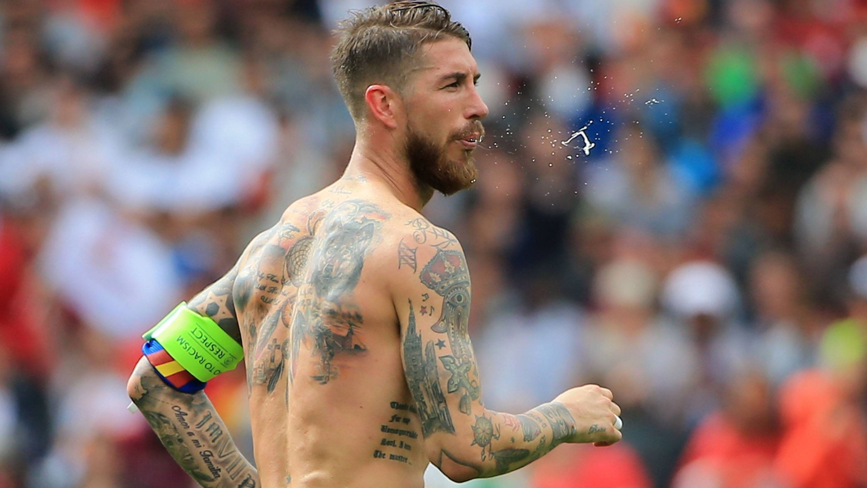 
                <strong>Sergio Ramos im Wandel</strong><br>
                Bei der EM 2016 ist sein Körper längst zur Leinwand für tausende Nadelstiche geworden. Der eisenharte Ramos, das war allen klar, trägt tief in sich eine sensible, künstlerische Seele. 
              