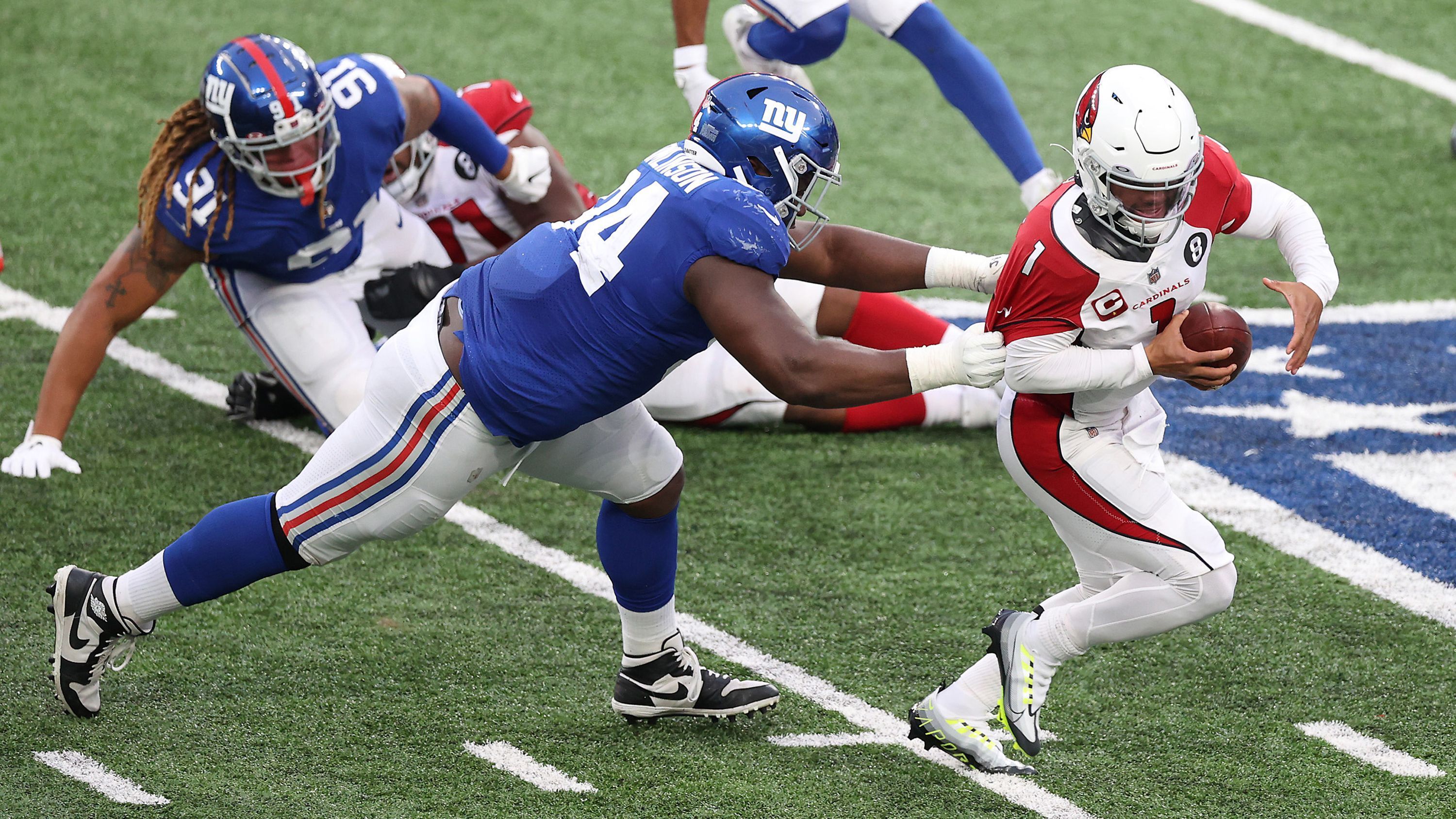 
                <strong>Arizona Cardinals (vs. Eagles, vs. 49ers, @Rams)</strong><br>
                Gegen die Giants wurde nach vier Pleiten aus den letzten fünf Spielen ein dringend benötigter Sieg eingefahren, mit dem sich die Cardinals zumindest vorerst wieder auf Platz sieben und damit in die Postseason schieben konnten. Die Probleme der vergangenen Wochen sind aber weiterhin deutlich ersichtlich. Und das Restprogramm hat es durchaus in sich. Zunächst gegen die Eagles, die nach der faustdicken Überraschung gegen die Saints selbst noch Playoff-Hoffnungen haben, gefolgt von Division-Duellen mit den 49ers und bei den Rams zum Abschluss. Eine kleinere Schrecksekunde gab es zudem gegen New York, als Quarterback Kyler Murray nach einem Tackling unglücklich fiel und kurz vom Feld musste, aber zurückkehren konnte. Auch wenn Murrays Form seit Wochen kein Vergleich zur starken Saisonmitte darstellt, muss wieder mehr vom Youngster kommen, um die Regular Season zu überstehen.
              