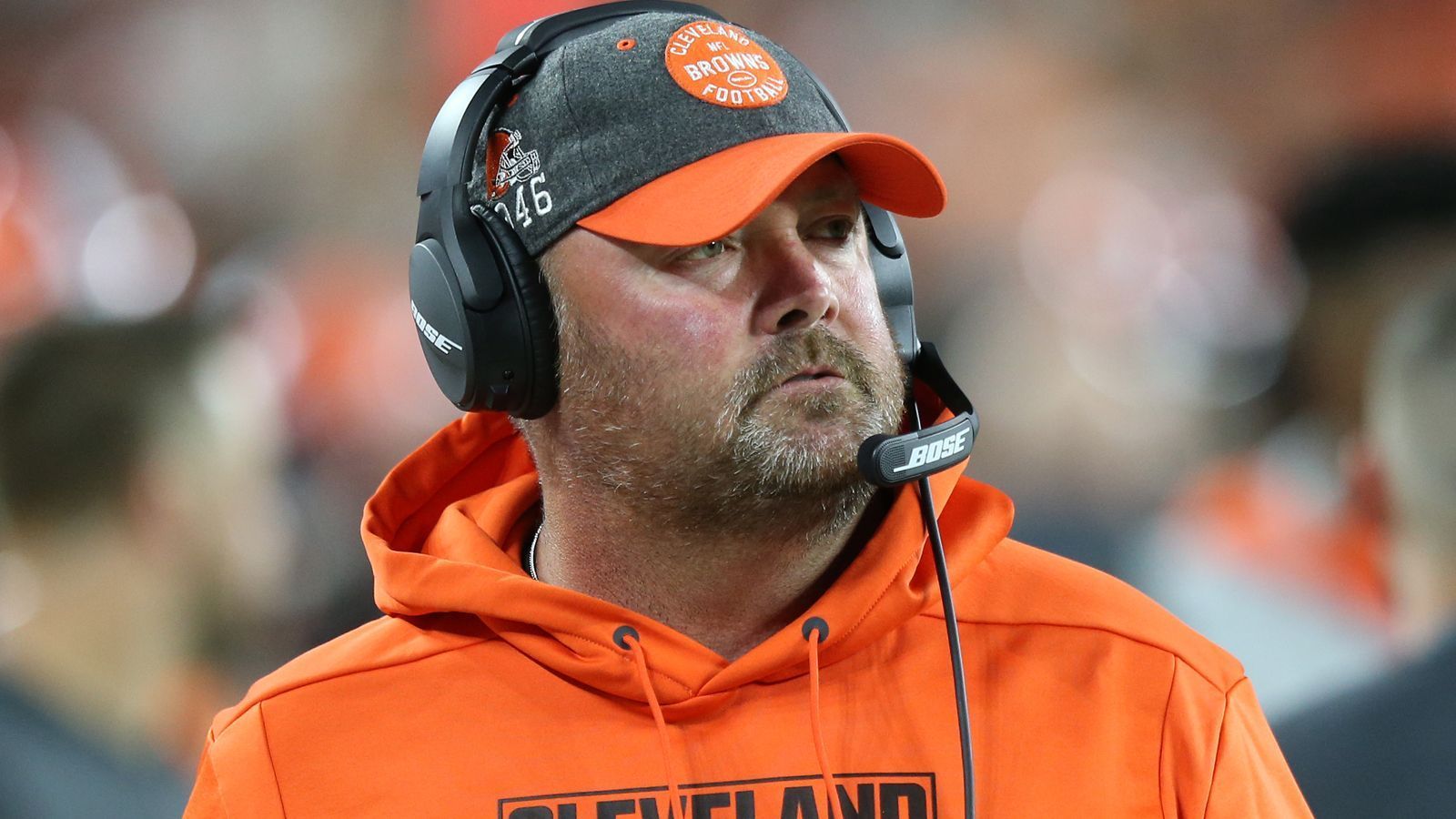 
                <strong>Freddie Kitchens (Cleveland Browns)</strong><br>
                Die Krux des Hypes. Das Team wurde die komplette Offseason heiß gehandelt, wodurch sich eine eigentlich kaum erfüllbare Erwartungshaltung aufbaute. Leider bleiben die Browns nicht nur hinter den Erwartungen zurück, sie bleiben es ziemlich weit. Verlieren die Browns weiter und macht Kitchens weiter Fehler, kann es schnell gehen. Auch wenn die Franchise in der Vergangenheit (Hue Jackson!) durchaus geduldig war - eine 2-6-Bilanz ist für die Ansprüche viel zu wenig.
              