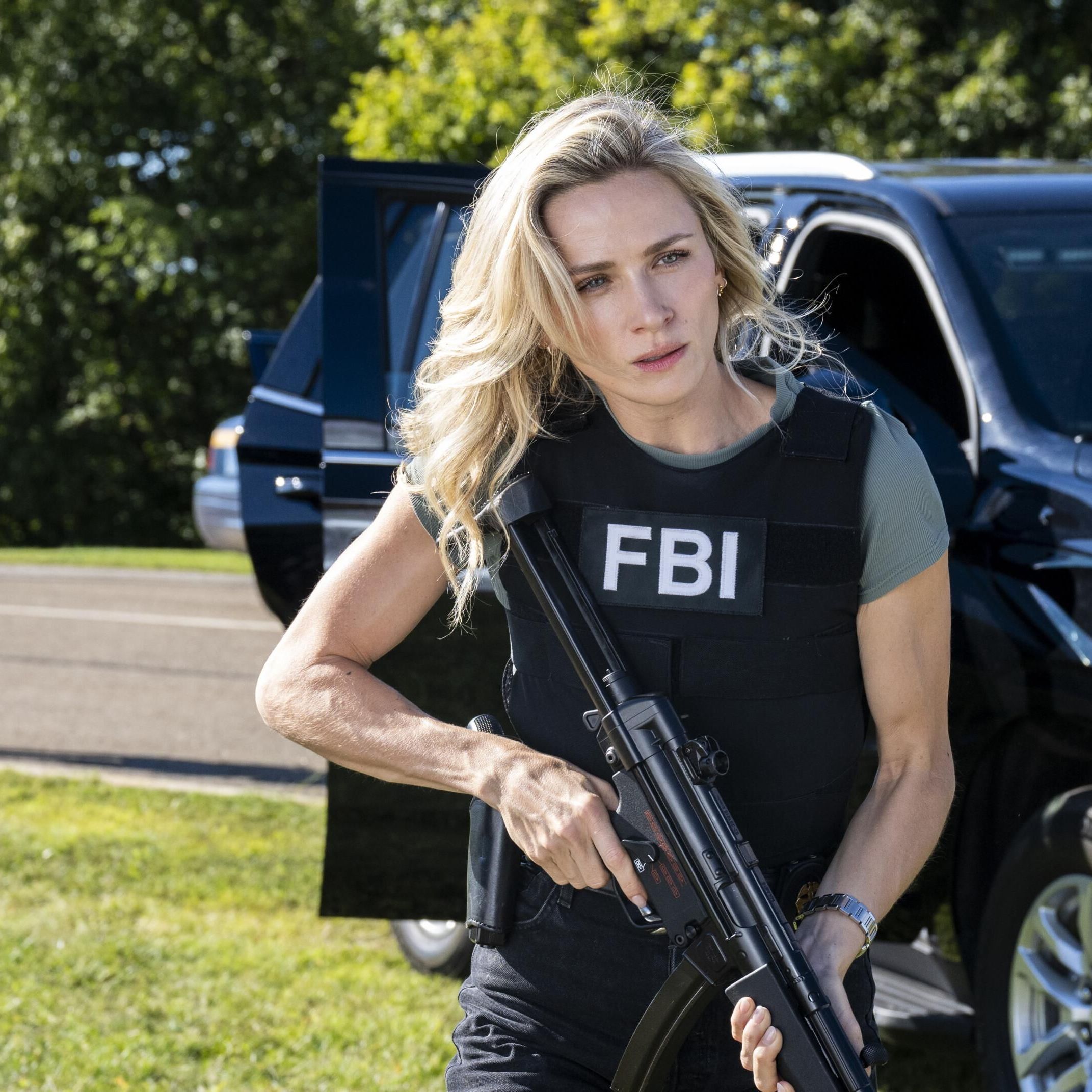 Nina Chase (Shantel VanSanten) mit einer Waffe bei einer Mission. 