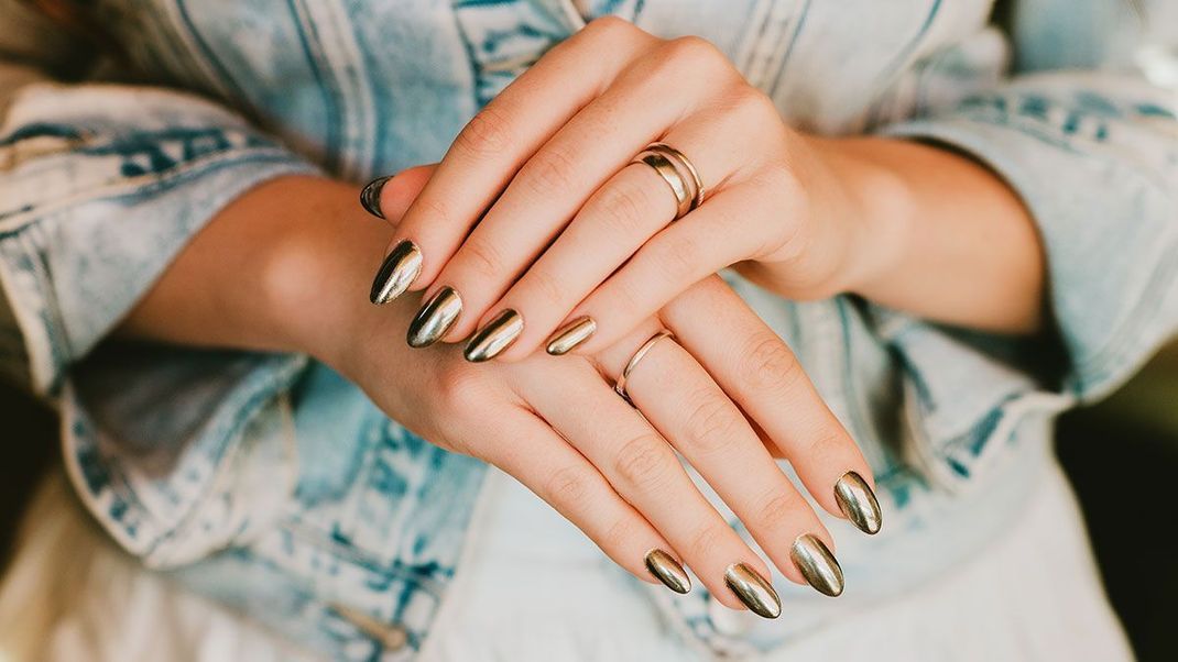 Schimmernd und metallisch glänzend – diese Saison setzen wir auf Chrome-Nails. Worauf du beim Lackieren achten solltest, verraten wir dir hier!