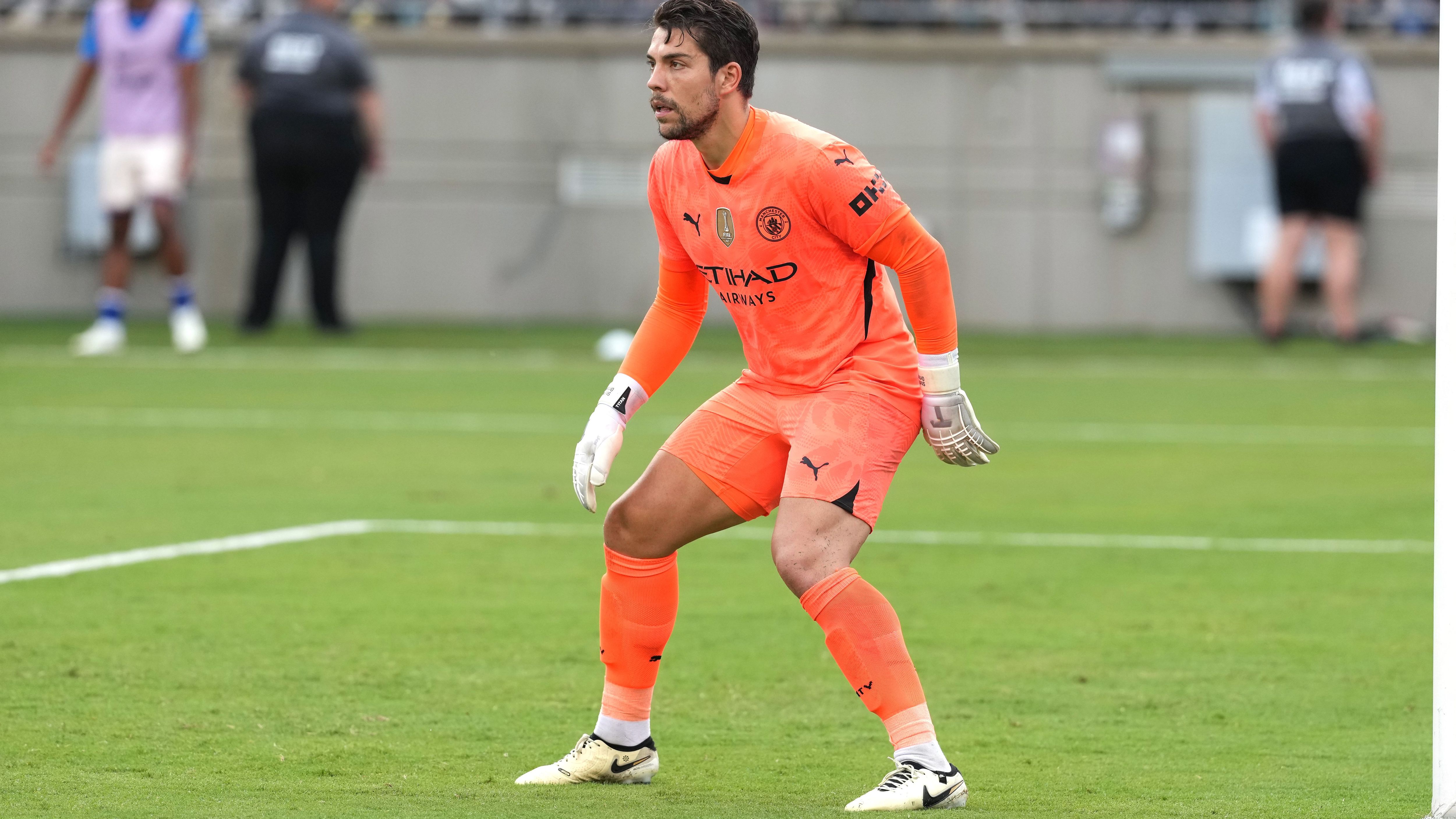 <strong>Stefan Ortega (Manchester City)</strong><br>Die Vereine aus Saudi-Arabien wildern bei den "Cityzens". Vielleicht zum Vorteil des ehemaligen Keepers von Arminia Bielefeld und 1860 München. Al-Ittihad und Al-Nassr buhlen einmal um Kevin de Bruyne, aber auch um Ederson, die Nummer eins im Kasten. Sollte der 30-jährige Brasilianer verkauft werden, behaupten ManCity-Experten, dass Trainer Pep Guardiola mit Ortega als neuem Stammtorhüter plant. Bei seiner Vita wäre das die Vollendung eines modernen Fußball-Märchens!