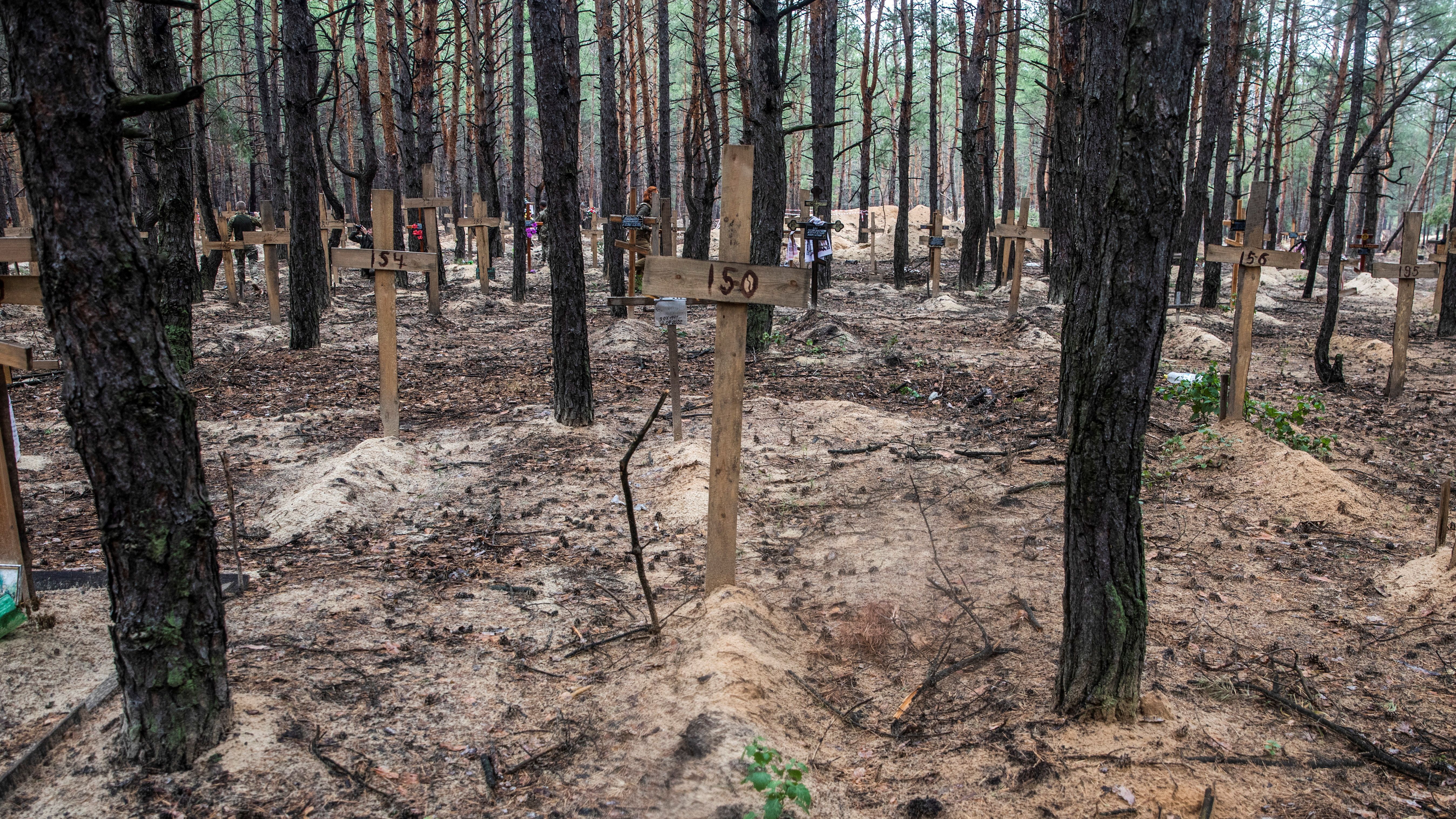 September 2022: Nachdem der ostukrainische Ort Isjum von der russischen Besatzung befreit wurde, werden in einem Wald Gräber mit mehr als 400 Toten entdeckt.