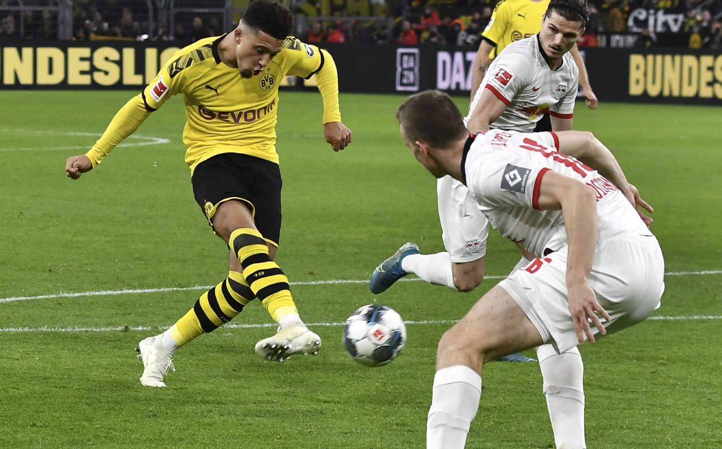 
                <strong>Jadon Sancho (Borussia Dortmund)</strong><br>
                Das Toptalent wird oft gedoppelt, doch aus dem Spiel können die Leipziger ihn trotzdem nicht nehmen. Mit seinem ersten Abschluss kurz vor Weigls 1:0 findet Sancho seinen Meister in Gulacsi. Manchmal verkünstelt er sich zu sehr, was aber ohne Folgen bleibt. Eiskalt agiert der Engländer nach 56 Minuten, als er überlegt das 3:2 erzielt. Nach 71 Minuten humpelt er vom Platz und wird durch Piszczek ersetzt. ran-Note: 2
              