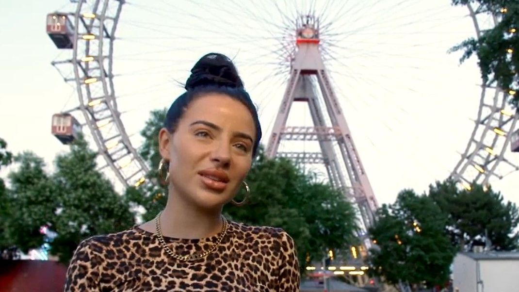 Nach "Destination X"-Exit: Leyla Lahouar steht ratlos vor dem Prater-Riesenrad.