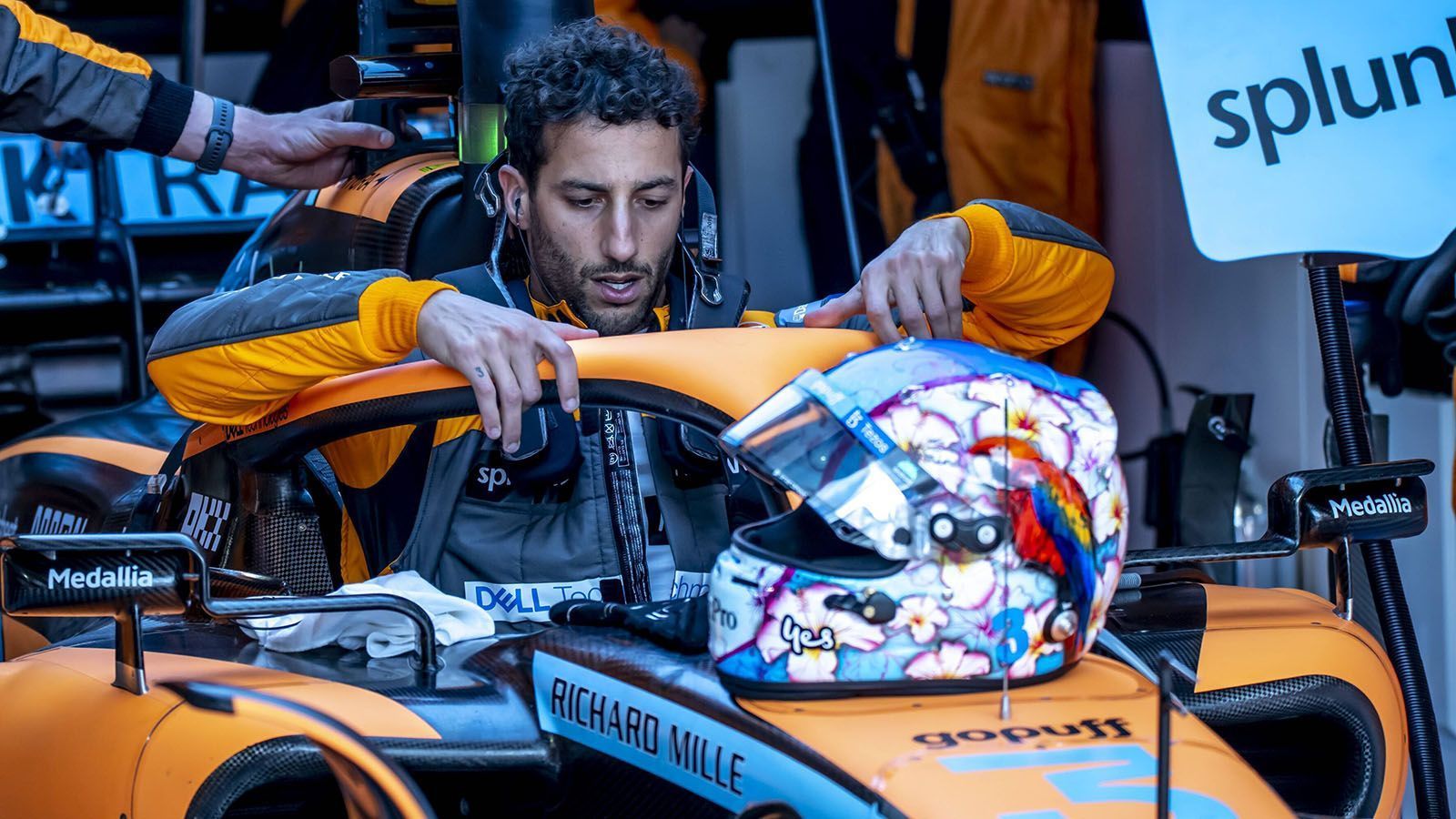 
                <strong>Daniel Ricciardo (McLaren)</strong><br>
                Daniel Ricciardo scheint sich weiterhin nicht im papayafarbenden Boliden von McLaren wohl zu fühlen. Nach fünf Rennen stehen lediglich elf Punkte zur Buche. Der Australier muss sich steigern. Andernfalls könnte seine zweite Saison bei McLaren bereits seine letzte sein. Das Traditionsteam will zurück an die Spitze. Dafür braucht es jedoch einen Ricciardo in Bestform. Noch besteht die Hoffnung, dass dem Australier - wegen einer Covid-Erkrankung kurz vor den Testfahrten - die letzte Sicherheit im Wagen fehlt. Diese sollte er aber bald finden. ran-Note nach fünf Rennen: 
              