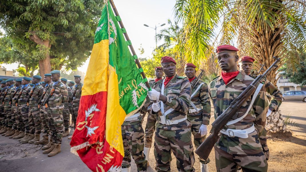 Soldaten aus Mali vor dem Verteidigungsministerium.