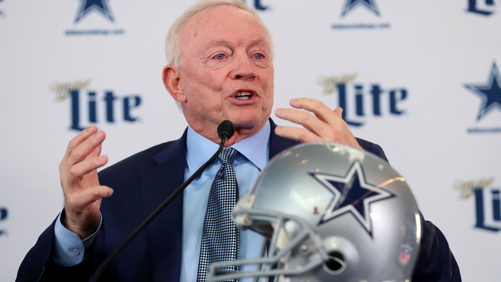 
                <strong>Platz 2: Jerry Jones (Dallas Cowboys)</strong><br>
                Vermögen: 8,6 Milliarden US-DollarPosition unter den reichsten US-Amerikanern: 56Klub gekauft: 1989 für 150 Millionen US-Dollar
              