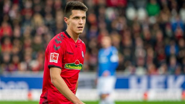 
                <strong>Rechtes Mittelfeld - Bartosz Kapustka (SC Freiburg)</strong><br>
                Bei der EM 2016 trat der Pole Bartosz Kapustka erstmals in den internationalen Fokus. Nach der Endrunde schnappte sich Leicester City das Mittelfeldtalent. Weil der heute 20-Jährige sich auf der Insel aber nicht sofort zurechtfand, wechselte Kapustka im Sommer 2017 auf Leihbasis nach Freiburg. Doch auch in Deutschland läuft es nicht. Gerade einmal fünf Einsätze gewährte Trainer Christian Streich dem Leihspieler im Laufe der Hinrunde, zusammengerechnet 178 Minuten - ein für alle Seiten erfolgreiches Leihgeschäft sieht definitiv anders aus.
              