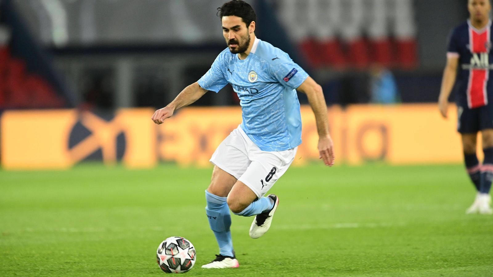 
                <strong>Gündogan wird offensiver</strong><br>
                In der zweiten Halbzeit richtete Pep Guardiola seine Mannschaft offensiver aus. Gündogan hatte weiterhin sehr viele Ballkontakte und rutschte ebenfalls ein Stück nach vorne. Echte Torgefahr ging von ihm aber nicht aus.
              