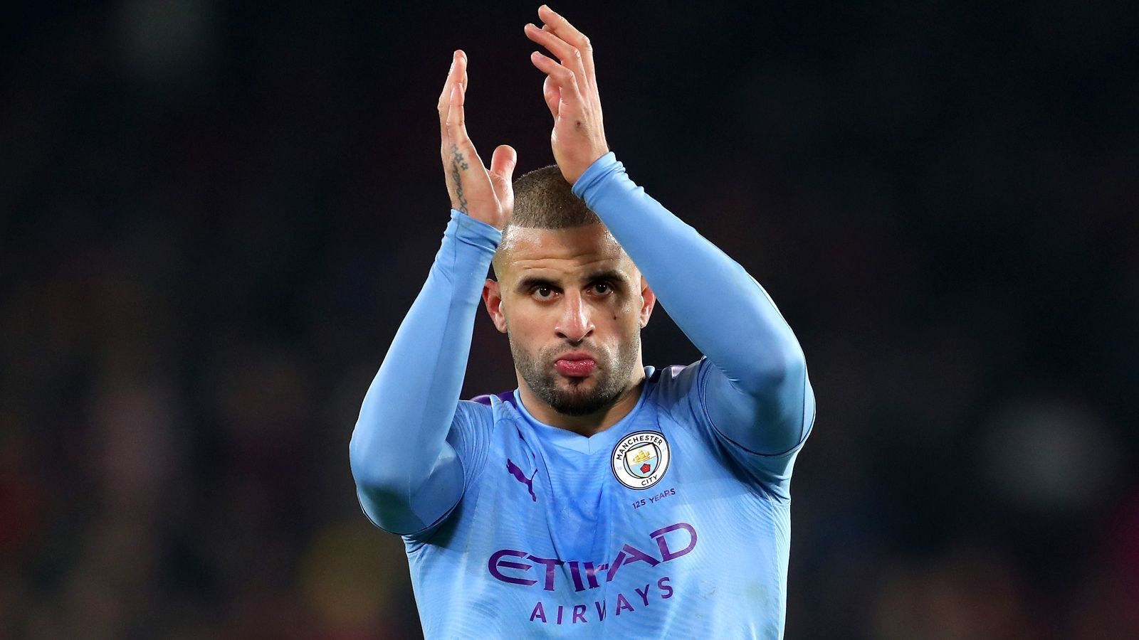 
                <strong>Kyle Walker</strong><br>
                Ebenfalls im April 2020 sorgte ManCity-Star Kyle Walker auf der Insel für Negativschlagzeilen als rauskam, wie der Außenverteidiger die Zeit während des Lockdowns so verbracht hatte. Laut "Sun" feierte Walker zuhause mit einem Kumpel und mehreren Escort-Damen eine Sexparty, dabei gab es zu diesem Zeitpunkt strikte Kontaktbeschränkungen in England. Besonders kurios: Am Tag nach der Sex-Orgie bat Walker seine Fans via soziale Medien, aus Solidarität mit Ärzten und Krankenpflegern zu Hause zu bleiben.
              