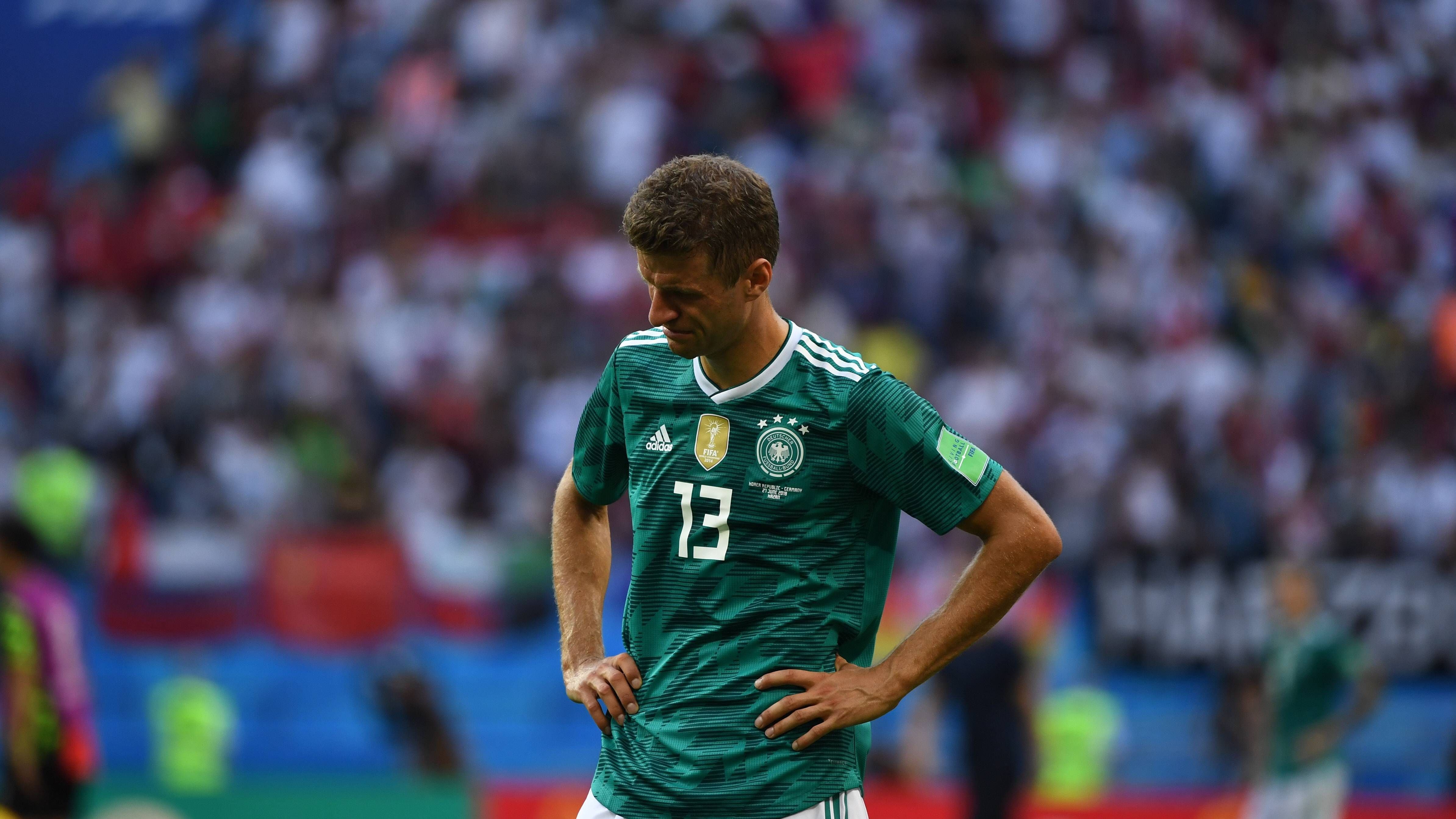 <strong>WM 2018: Der Tiefpunkt der DFB-Historie</strong><br>Vier Jahre nach dem strahlenden Triumph im Maracana folgte in Russland der Absturz. Zwei Niederlagen gegen Mexiko und Südkorea sowie nur ein Sieg gegen Schweden besiegelten das erste deutsche Vorrundenaus bei einer WM überhaupt. Auch für Müller ist es der Tiefpunkt seiner Karriere.