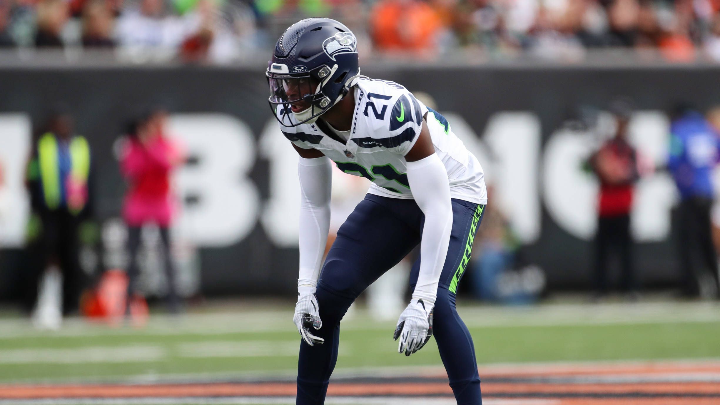 <strong>Devon Witherspoon (Seattle Seahawks)</strong><br>Witherspoon spielt eine bärenstarke Saison im Backfield der Seahawks. Der Cornerback erlaubt gegnerischen Quarterbacks gerade einmal ein Quarterback-Rating von 48,3, wenn diese in Witherspoons Richtung werfen. Egal wo er auf dem Feld eingesetzt wird, der Cornerback kann helfen.