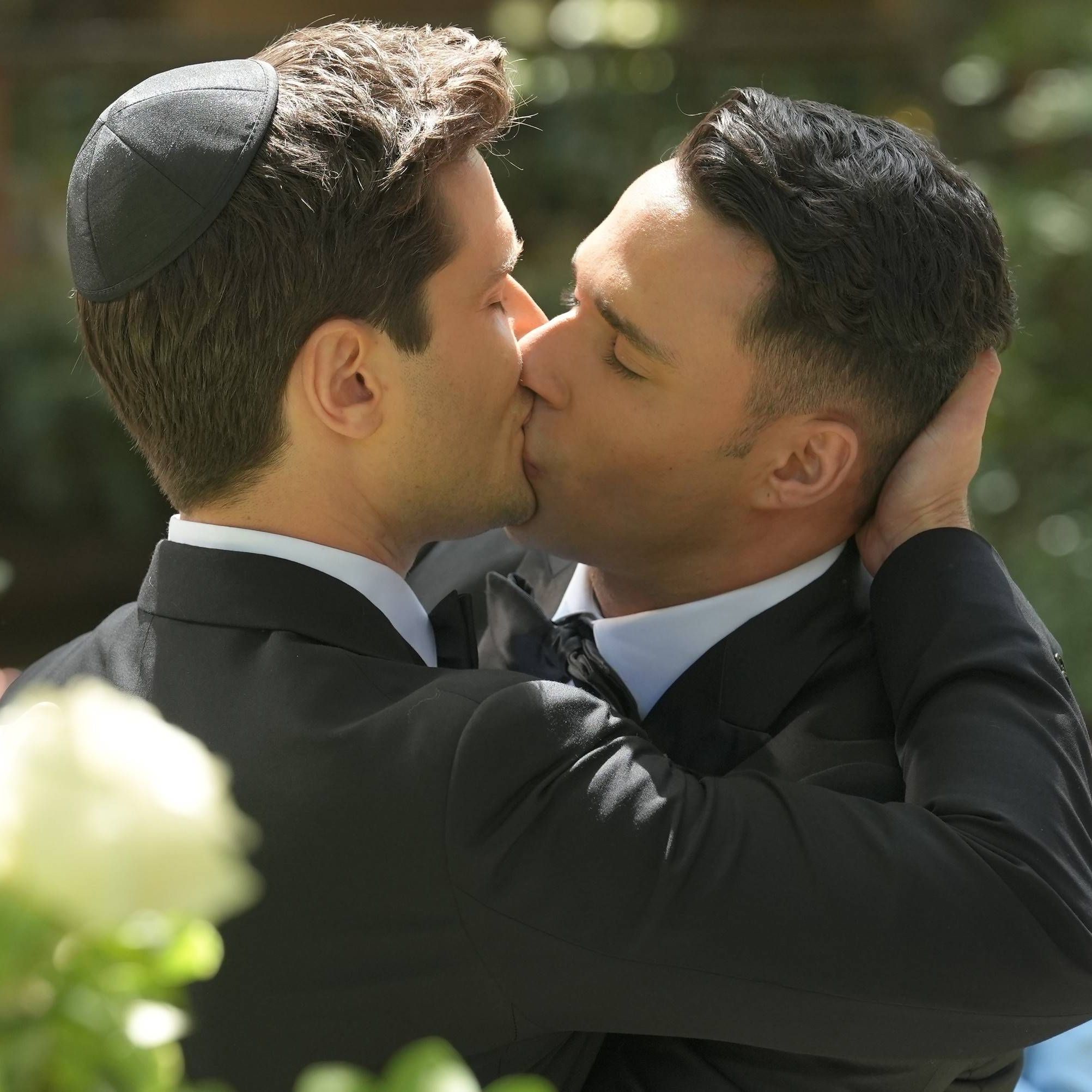 Ronen Rubinstein und Rafael Silva bei einer intensiven Kussszene in "9-1-1: Lone Star"
