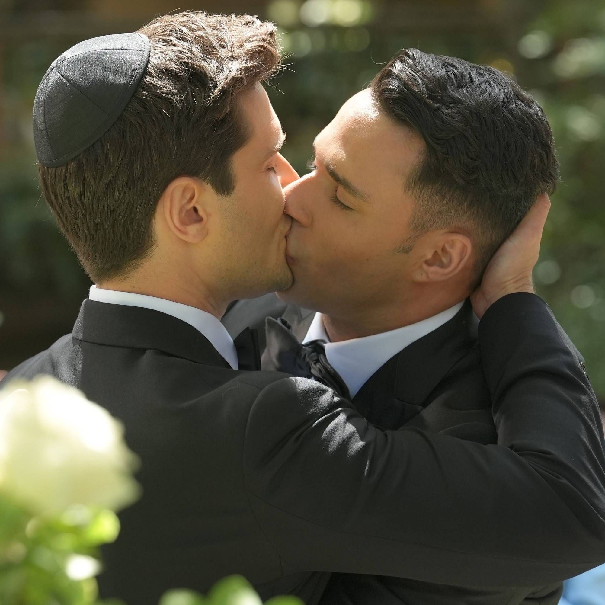 Ronen Rubinstein und Rafael Silva bei einer intensiven Kussszene in "9-1-1: Lone Star"