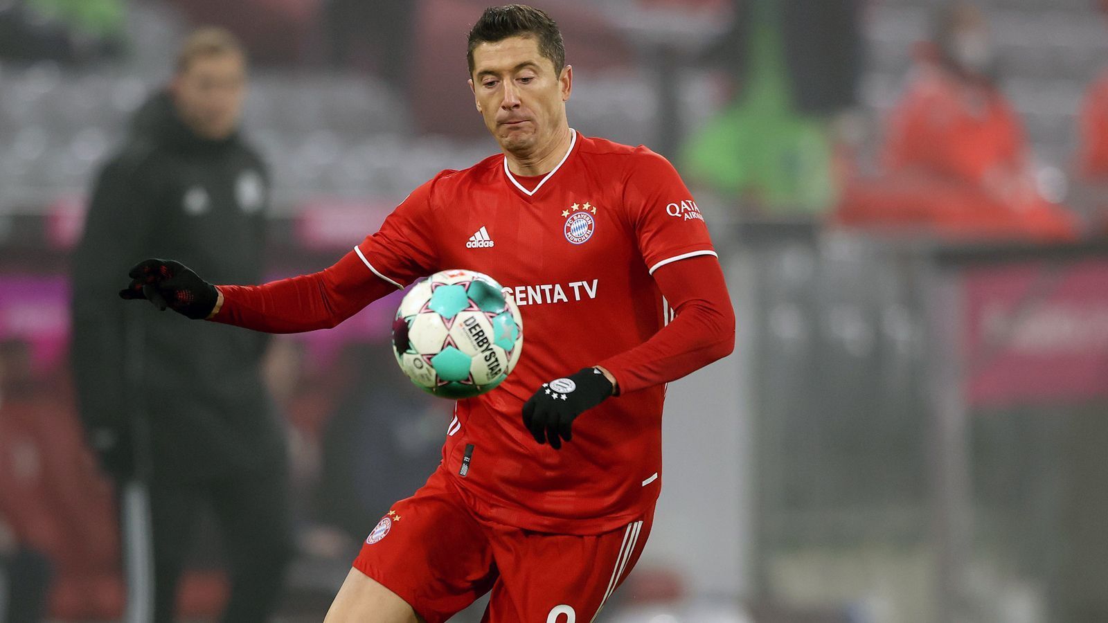 
                <strong>Robert Lewandowski</strong><br>
                In der Anfangsphase haben die Dortmunder den Super-Torjäger einigermaßen im Griff. Aber wirklich ausschalten lässt sich Lewandowski einfach nicht, beim 1:2 steht er wiedermal genau richtig und trifft. Kurz vor der Pause wie gewohnt eiskalt beim Elfmeter. Dann noch zwei Treffer in der Schlussphase. Ist Lewandowski eigentlich noch ein Mensch oder eine Maschine? Es ist beängstigend mit der welcher Zuverlässigkeit er trifft. ran-Note: 1
              