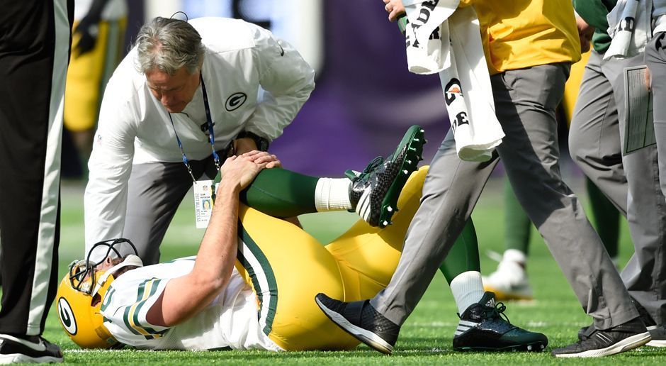 
                <strong>Oktober 2017: Schlüsselbeinbruch</strong><br>
                In Woche 6 passierte das Drama im Division-Duell gegen die Minnesota Vikings. Nach einem Tackle von Vikings-Linebacker Anthony Barr blieb Aaron Rodgers verletzt am Boden liegen. Diagnose: Schlüsselbeinbruch an der rechten Schulter. Er musste operiert werden und fiel nun zwei Monate aus. Am Sonntag wird er im Spiel gegen die Carolina Panthers wieder auf dem Rasen stehen.
              