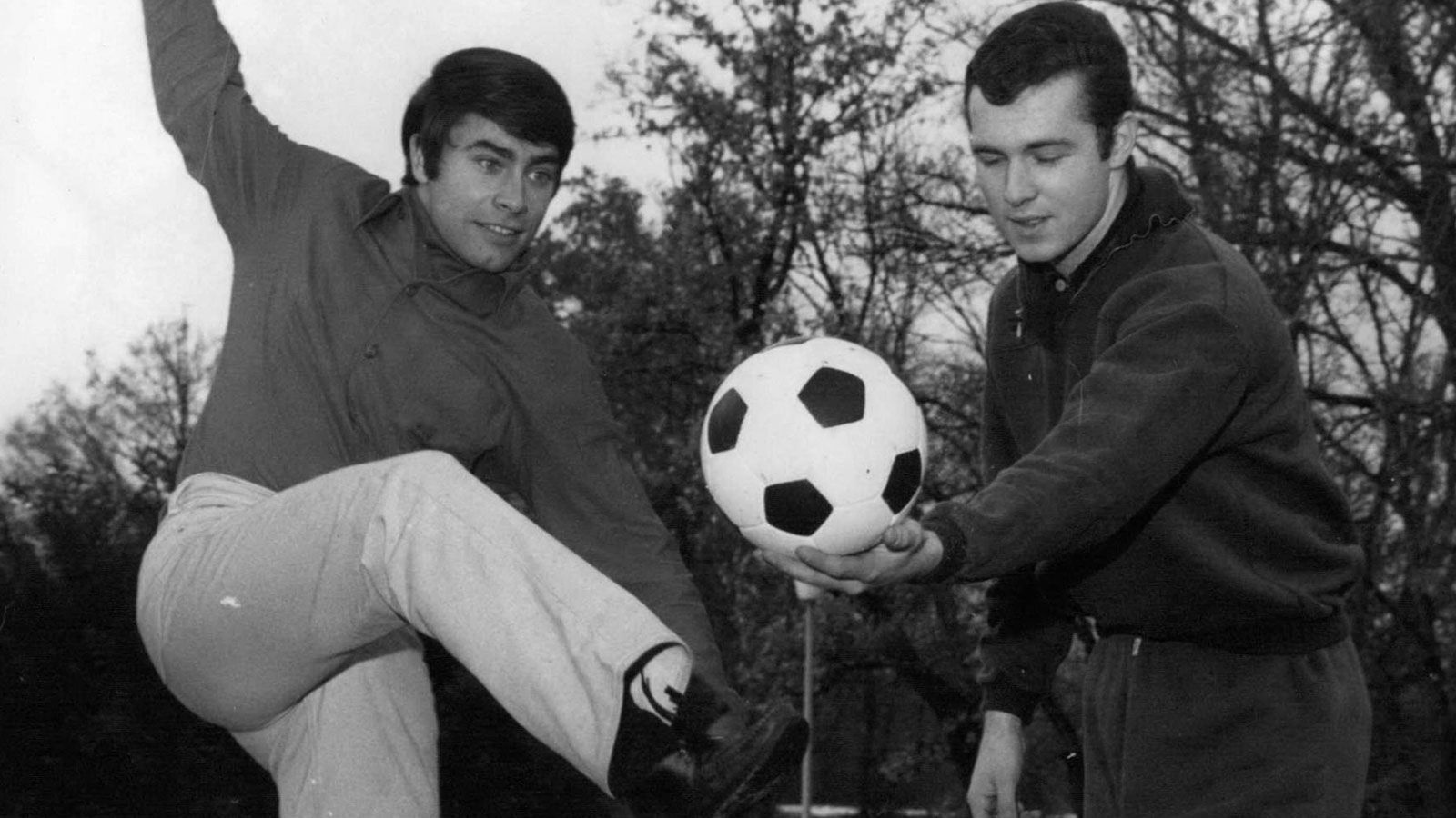 <strong>Beckenbauer und die Musik-Stars</strong><br>
                Franz Beckenbauer war niemals nur Fußballer, er war immer auch ein Popstar. Im Winter 1967 gibt er Gerhard Höllerich, besser bekannt als Roy Black, Nachhilfe beim Fußballspielen.