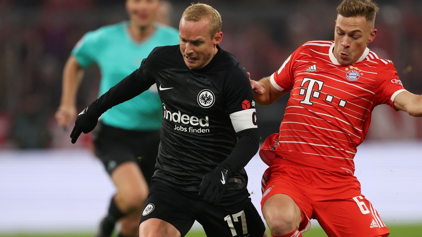 
                <strong>Sebastian Rode (Eintracht Frankfurt)</strong><br>
                Die Rückkehr des Kämpfers im Mittelfeld. Geht aggressiv in die Zweikämpfe, verleiht in der Defensive Stabilität. In Umschaltsituationen mit viel Zug nach vorne. Schönste Aktion in der 17. Minute, als er sich nach Zuspiel von Kolo Muani auf der rechten Seite in den Strafraum durchtankt, den Ball aber nicht an den Mann bringen kann. In der zweiten Halbzeit verlassen ihn ein wenig die Kräfte. Wird in der 64. Minute für Kamada ausgewechselt. ran-Note: 3
              