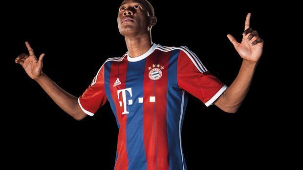 
                <strong> FC Bayern München Heimtrikot</strong><br>
                Bayerns Linksverteidiger ist vom neuen Trikot überzeugt: "Rot, Blau und Weiß – diese Farben gehören zum FC Bayern. Ich kann es kaum erwarten, im neuen Trikot für den Verein und unsere Fans zu kämpfen." (Quelle: adidas)
              