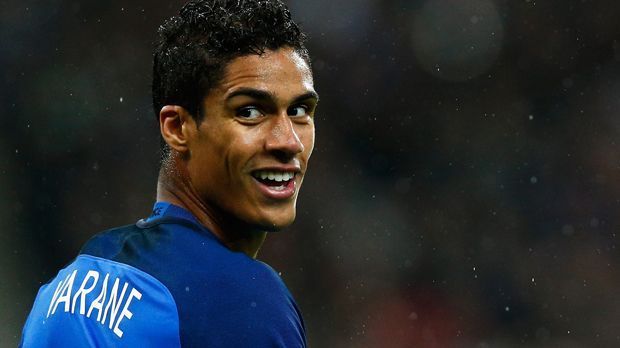 
                <strong>Raphael Varane (Frankreich)</strong><br>
                Raphael Varane (Frankreich): Der Gastgeber muss auf den Innenverteidiger von Real Madrid verzichten. Den 23-Jährigen setzt eine Oberschenkelverletzung außer Gefecht. Als Ersatz beruft Nationaltrainer Didier Deschamps Sevillas Adil Rami, der zuletzt vor drei Jahren das Trikot der "Equipe Tricolore" trägt.
              