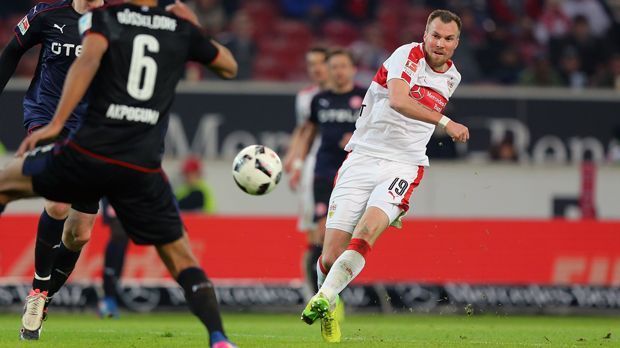 
                <strong>Kevin Großkreutz (VfB Stuttgart)</strong><br>
                Im Januar 2016 schloss sich der deutsche Weltmeister Kevin Großkreutz dem VfB Stuttgart an und musste, zusammen mit Gentner, ein halbes Jahr später den Abstieg hinnehmen. Der Außenverteidiger wollte mithelfen, die Schwaben wieder ins Oberhaus zu führen und ging in die 2. Bundesliga mit. Mitten im Aufstiegsrennen wurde der Ex-Dortmunder aber gefeuert, weil er sich außerhalb des Spielfeldes daneben benahm (Stichwort Bordell-Affäre). Heute steht der 29-Jährige beim Zweitligisten Darmstadt unter Vertrag - und auch dort vor dem Abstieg. 
              