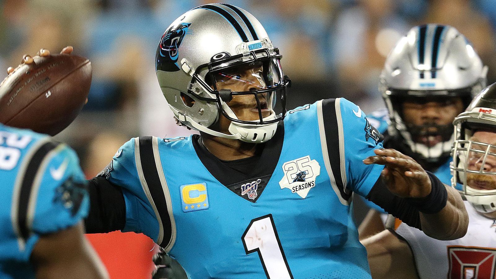 
                <strong>Wann kommt Cam in Fahrt?</strong><br>
                Cam Newton erlebt nach seiner Schulter-OP ein miserables Comeback. Ihm gelang weder ein Touchdown-Pass noch ein eigener Lauf in die Endzone. Seine Statistiken? Schwach bis alarmierend. "Manchmal ist es, wie wenn man in einem Mixer steckt. Die einzige Person, die einen rausholen kann, ist man selbst", sagte er.
              