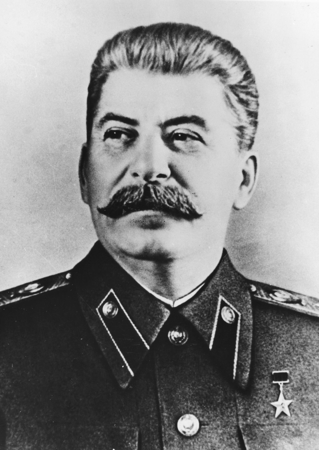 Josef Wissarionowitsch Stalin: geboren 1878 im heutigen Georgien, gestorben 1953 in Russland. Herrschte als totalitärer Diktator von 1927 bis 1953 über die Sowjetunion.