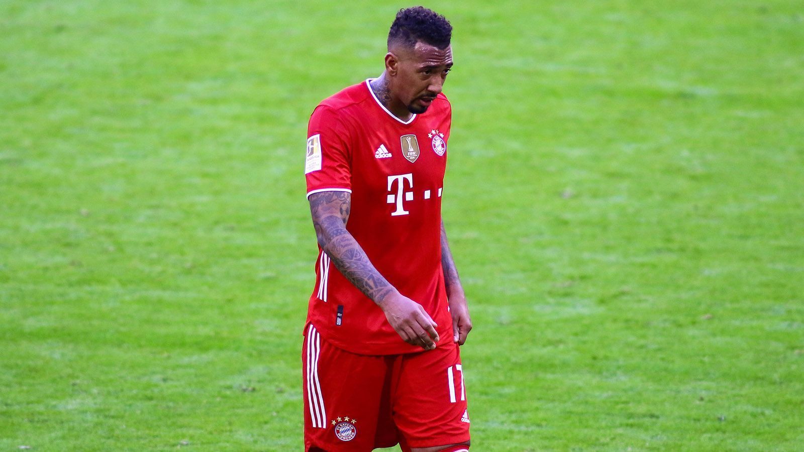 
                <strong>Jerome Boateng</strong><br>
                Immer mal wieder plagen Boateng allerdings muskuläre Probleme, sodass ein Fragezeichen bleibt, ob sein Körper nach einer strapaziösen Bayern-Saison auch noch eine Europameisterschaft "im Tank" hat. Es scheint zudem kaum vorstellbar, dass Löw sowohl Hummels als auch Boateng mitnimmt. Daher, Comeback-Chance: 50 Prozent.
              