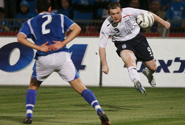 
                <strong>2007</strong><br>
                Noch bitterer wird es im nächsten Jahr. Rooney kann sich mit England nicht für die Europameisterschaft qualifizieren. Er landet mit England hinter Russland und Kroatien auf Rang drei der Quali-Gruppe.
              