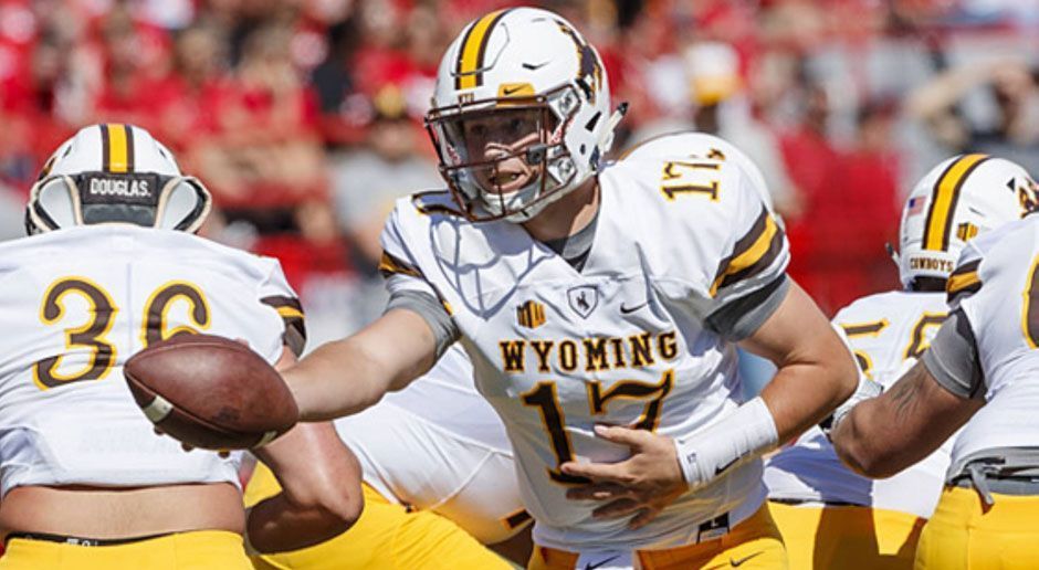 
                <strong>2. Pick - Buffalo Bills: QB Josh Allen</strong><br>
                Die G-Men hätten sich über den "Fehler" der Browns an Auswahlrecht-Nummer-Eins sehr gefreut. Gerade bei Darnold wäre man bei den Giants wohl schwach geworden und hätte doch wieder einen Deut mehr an den Ruhestand des alternden Eli Manning gedacht. Nun, wo der Wunsch-Quarterback aber doch nach Ohio "muss", halte ich es für sinnvoll, dass man sich für einen Trade stark macht.Ich glaube: Nichts macht die New York Giants annähernd so gut wie eine Tonne Picks von den Quarterback-hungrigen Bills. Das Zeitfenster von Manning ist nicht mehr das Größte und es könnten sofort möglichst viele Verstärkungen für diesen Pick drin sein.
              