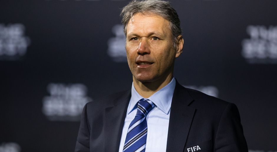 
                <strong>Marco van Basten</strong><br>
                Marco van Basten arbeitet als technischer Direktor der FIFA offenbar an einer wahren Fußball-Revolution. Im Interview mit der "Sport Bild" sprach der 52-Jährige über seine neuen Regelvorschläge. Unter anderem denkt er darüber nach, die Verlängerung bei großen Turnieren abzuschaffen - es soll direkt zum Elfmeterschießen kommen. Besonders kurios ist aber seine Idee zur Abseits-Regelung ...
              