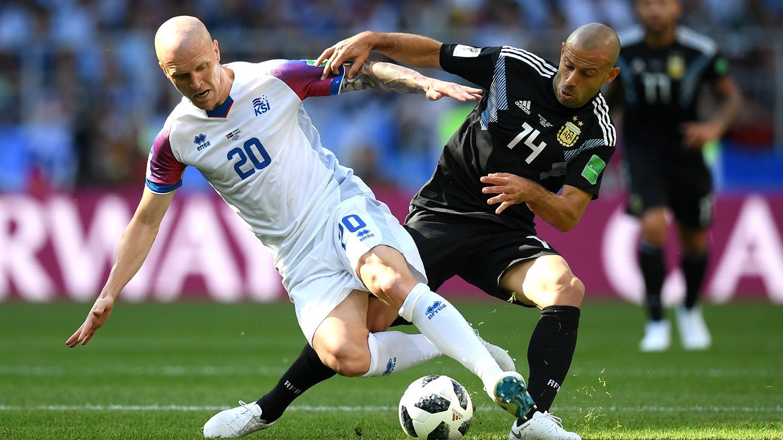 
                <strong>Zentrales Mittelfeld: Javier Mascherano (Argentinien)</strong><br>
                Es ist bezeichnend für den aktuellen Zustand des argentinischen Fußballs, dass Mascherano immer noch eine so wichtige Rolle in der Nationalelf spielt. Drei Einsätze über jeweils 90 Minuten waren gefühlt zwei Einsätze zu viel für den langsam und unsicher wirkenden 34-Jährigen, der bei Barcelona keine Rolle mehr gespielt hat und im Winter nach China verkauft wurde.
              