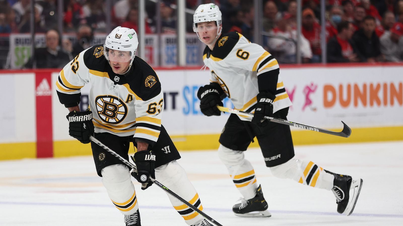 
                <strong>Boston Bruins (Eastern Conference)</strong><br>
                &#x2022; Bilanz: 50-25-5<br>&#x2022; Punkte: 105<br>&#x2022; Top-Scorer: Brad Marchand mit 78 Punkten<br>&#x2022; Erster Gegner: Carolina Hurricanes<br>
              