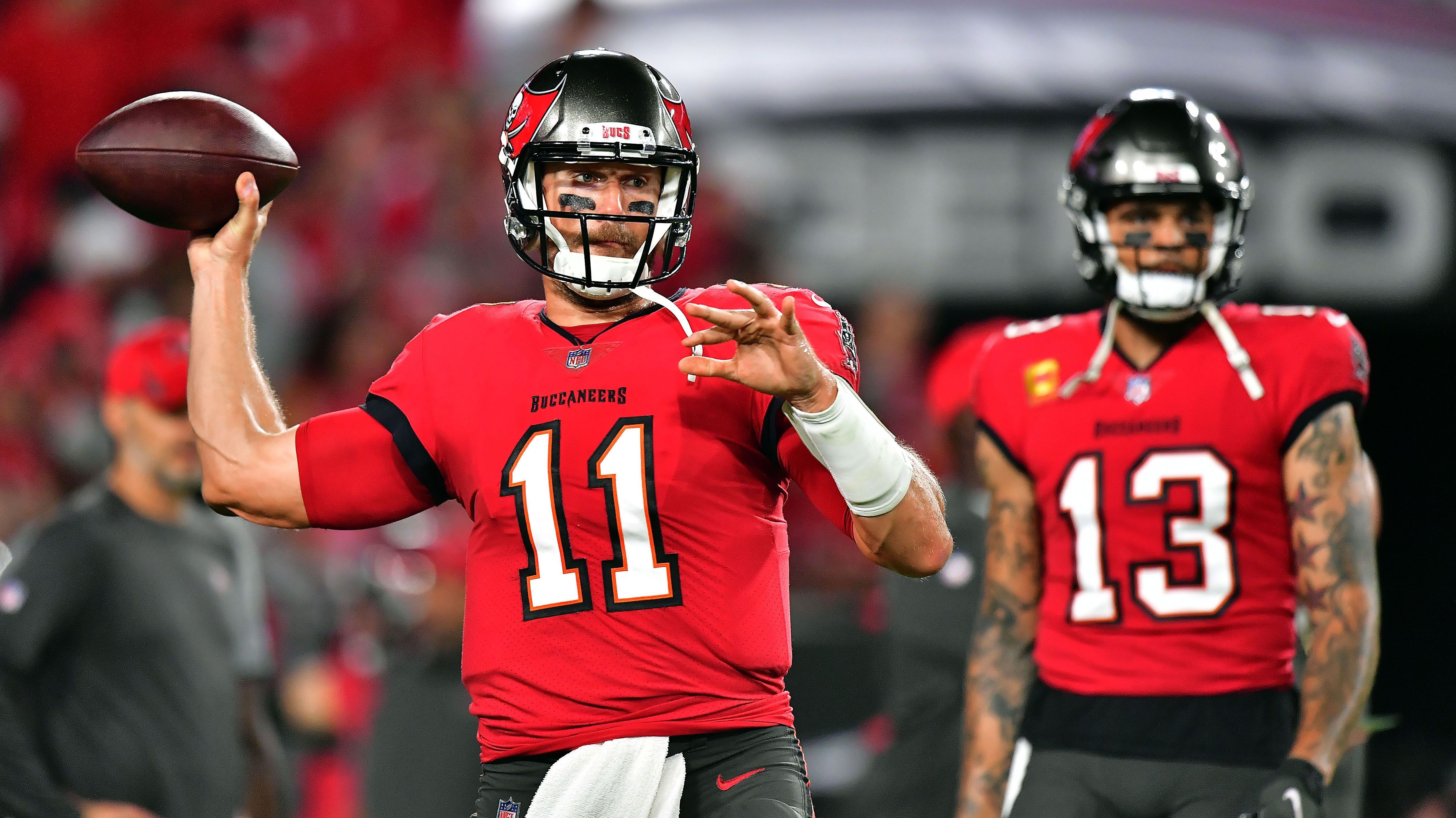 
                <strong>Blaine Gabbert</strong><br>
                Den Anfang machen die vorhandenen Spielmacher im Kader der Buccaneers. Bradys Backup Blaine Gabbert ist einer der erfahrensten Quarterbacks der Liga, 2011 wählten ihn die Jacksonville Jaguars in der ersten Draft-Runde aus. Doch darin liegt auch ein großes Problem: Gabbert konnte sich weder in Jacksonville, noch in San Francisco (2014-16), Arizona (2017) oder Tennessee (2018) durchsetzen und nimmt eher die Rolle eines klassischen Backups ein. Seit 2019 trägt er das Trikot der Buccaneers und kennt somit auch das System, allerdings besitzt Gabbert (noch) keinen Vertrag für die kommende Saison.
              