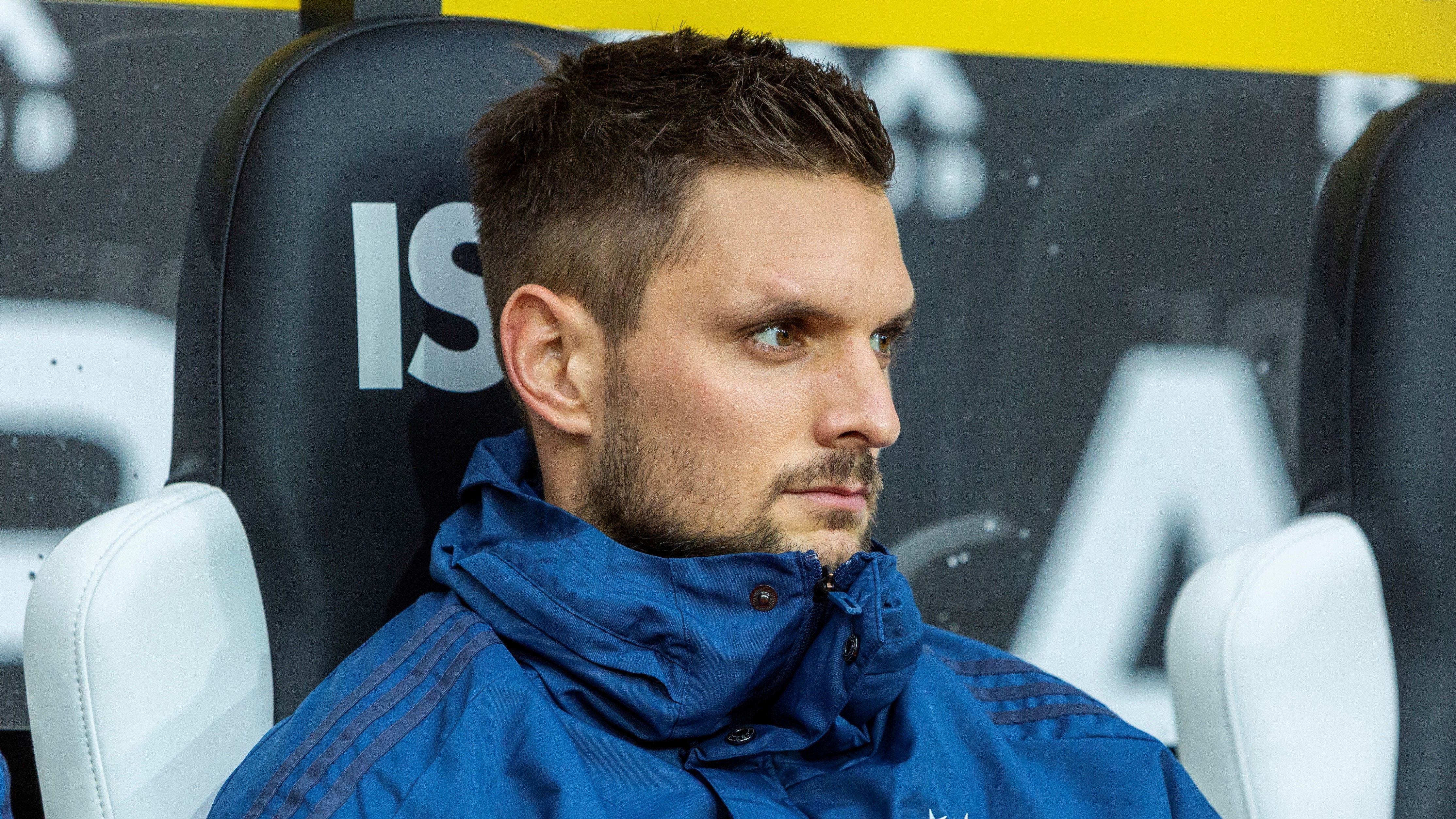 
                <strong>Sven Ulreich</strong><br>
                Das Bild des Torhüters ist fest mit der Ersatzbank verbunden. Hinter Neuer war Sven Ulreich immer die klare Nummer zwei, die nicht über ihre Rolle meckerte, auf die sich Trainer und Mannschaft bei einem Ausfall des Kapitäns aber verlassen konnten. Mit der Ankunft von Nübel im Sommer droht Ulreich sogar ein Stammplatz auf der Tribüne. Eine Aussicht, die ihn zu einem anderen Klub treiben könnte. Wenn er die Möglichkeit hätte, woanders regelmäßig zu spielen, würde er wechseln, sagte Ulreich zuletzt. 
              