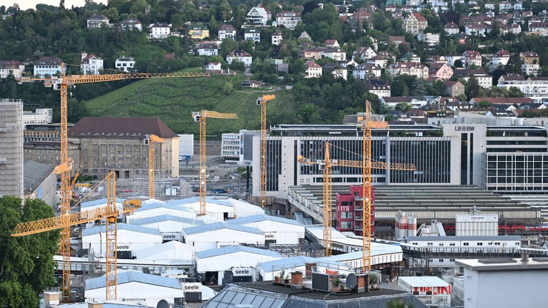 Bis Ende 2026 soll der Stuttgarter Kopfbahnhof (r.) noch in Betrieb bleiben. Die Deutsche Umwelthilfe und GDL-Chef Claus Weselsky fordern, dass der Bahnhof auch mit der Öffnung des Tiefbahnhofs weiter betrieben wird.&nbsp;