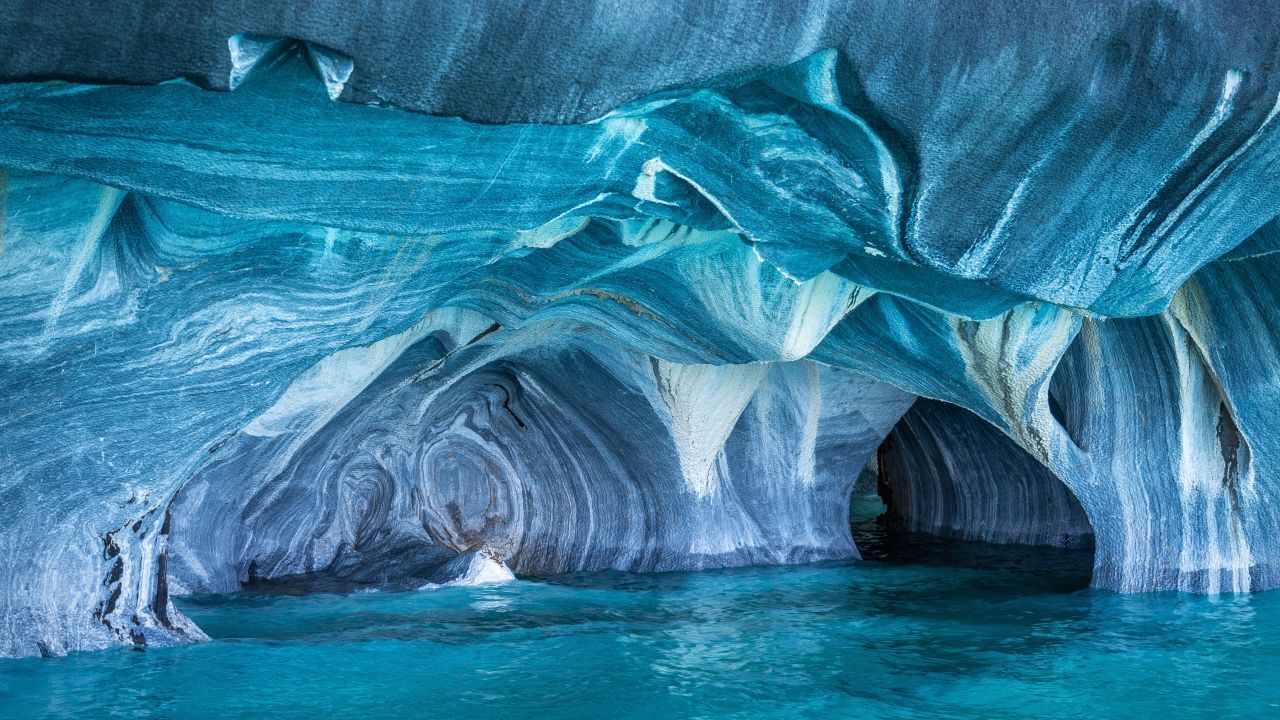 Welch blaues Wunder! Willkommen in der "Marmor-Kathedrale". Dieses erhabene Natur-Schauspiel besteht aus reinem Marmor und befindet sich in einem Felsen auf dem Lago General Carrera, Chiles größtem See. Das majästhetische Innenleben des Felsens wurde über Jahrtausende von Wind und Wellen und geformt. Man kann "die Kathedrale" mit dem Kayak besichtigen.