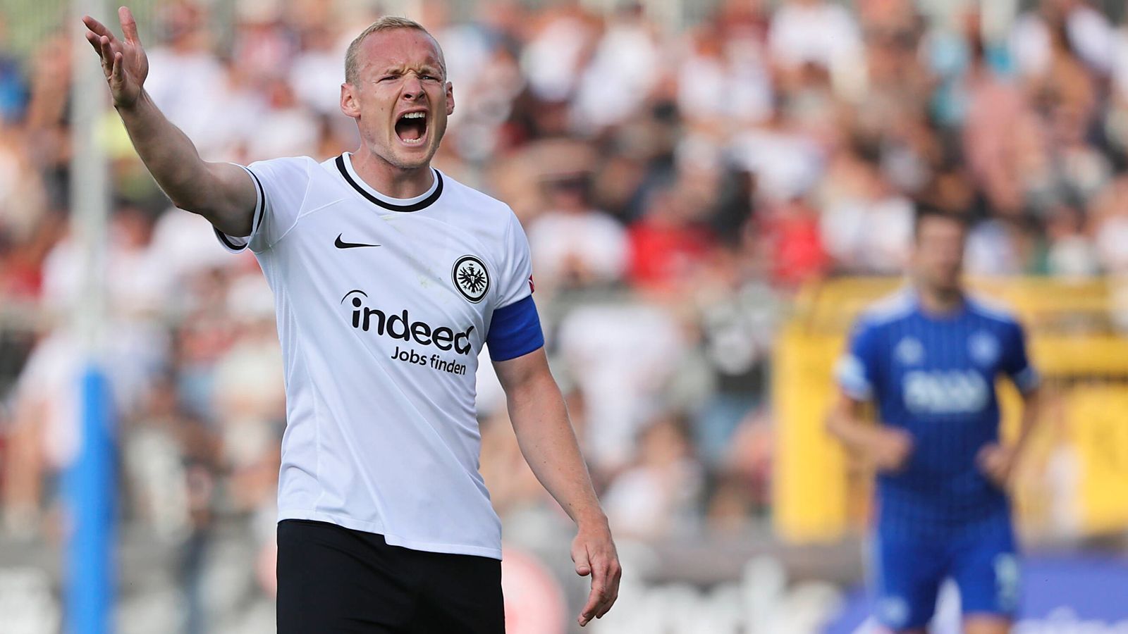 
                <strong>Eintracht Frankfurt</strong><br>
                Routinier Sebastian Rode bleibt Kapitän des Europa-League-Champions.
              