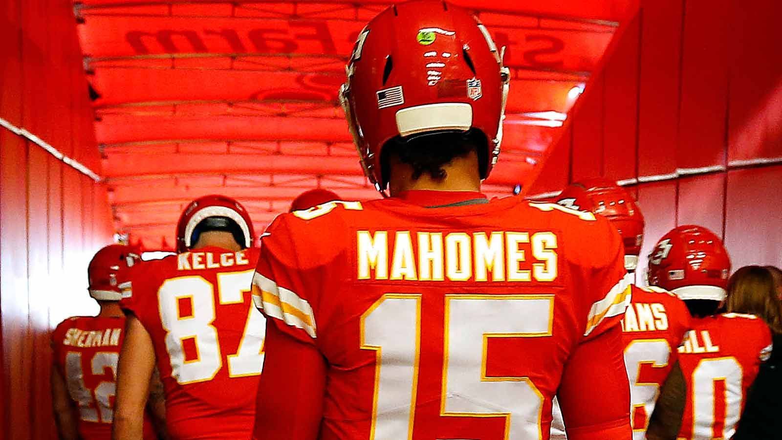 
                <strong>Kansas City Chiefs (11-3) 1st Seed</strong><br>
                Die Kansas City Chiefs sind im Moment das top gesetzte Team in der AFC. Mit einer Bilanz von 11-3 stehen die Chiefs auf dem ersten Platz in der Conference. Einen Playoff-Platz hat das Team von Quarterback Patrick Mahomes schon sicher. Doch trotz einer starken Saison könnte Kansas City noch auf einen Wild-Card-Platz abrutschen. Denn schon ein Patzer könnte dazu führen, dass die Chargers (11-3, aber Tiebreaker - also Bilanz bei Spielen in der eigenen Division - gegen Kansas City verloren) sie in der AFC West noch überholen. Aber: Die Chiefs haben es in der eigenen Hand. Zwei Siege in den letzten beiden Spieltagen sichern ein spielfreies erstes Wochenende in den Playoffs. Nächste Gegner: at Seattle, vs. Oakland
              