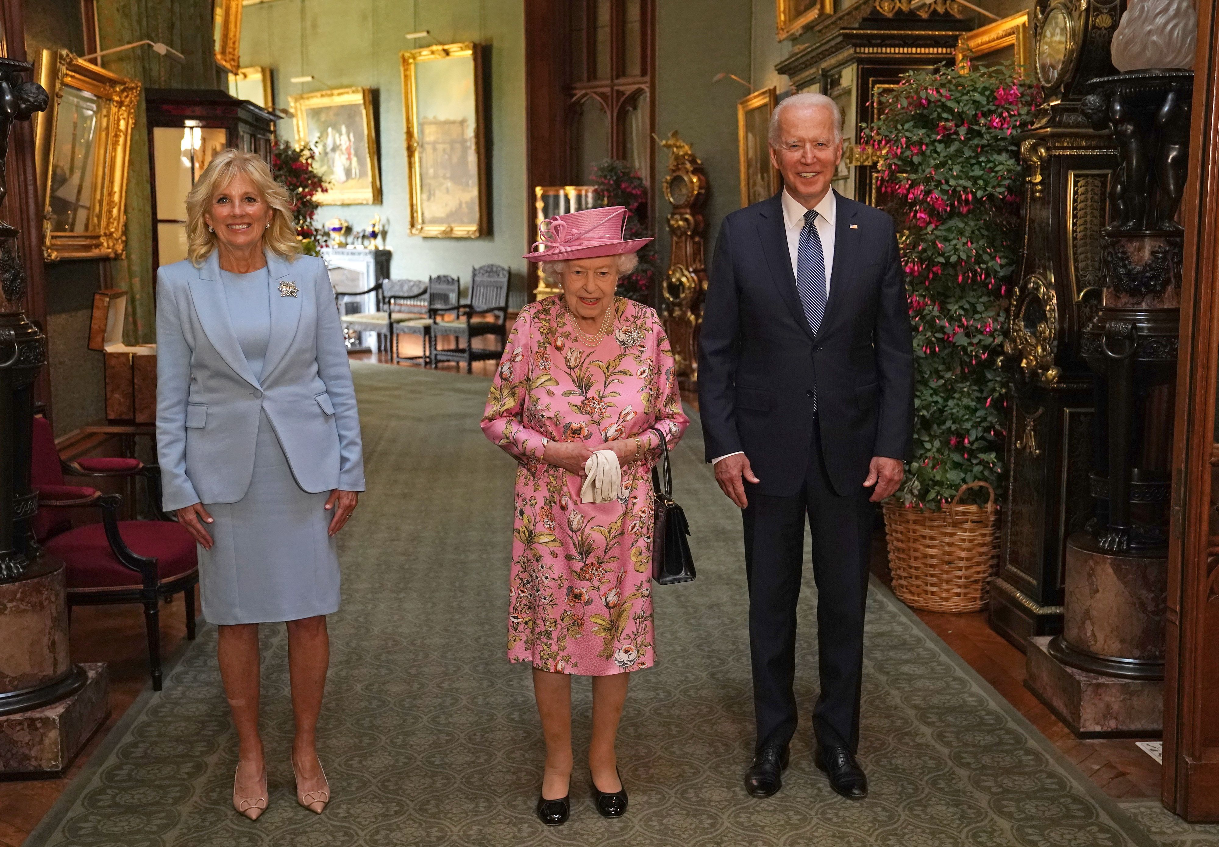 Jil Biden, Queen Elizabeth II. und Joe Biden bei einem Besuch des US-Präsidentenpaars auf Windsor Castle