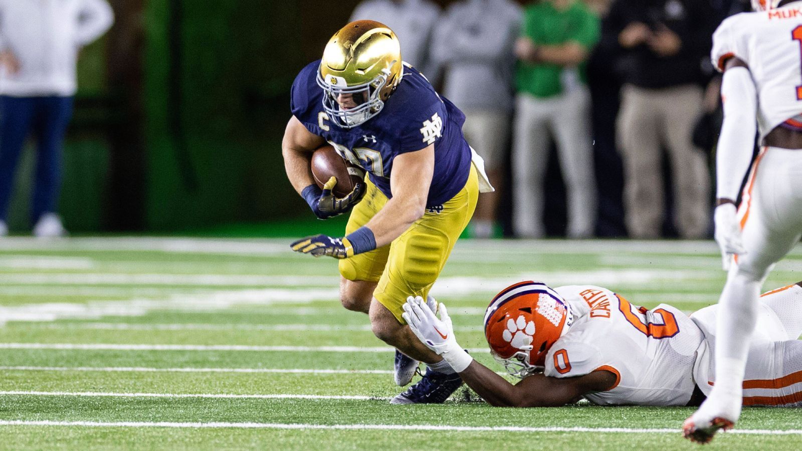 
                <strong>26. Pick: Dallas Cowboys - TE Michael Mayer (Notre Dame)</strong><br>
                Mayer für Schultz. Das ist nicht etwa eine Auswechslung in der Oberliga Westfalen, sondern die Tight-End-Rochade der Dallas Cowboys. In der Free Agency verloren die Cowboys ihren verlässlichen Tight End Dalton Schultz, den ersetzen sie durch Michael Mayer von Notre Dame. Er ist der dritte Tight End in Runde eins, das letzte Mal gab es das 2017 mit David Njoku, Evan Engram und O.J. Howard.
              