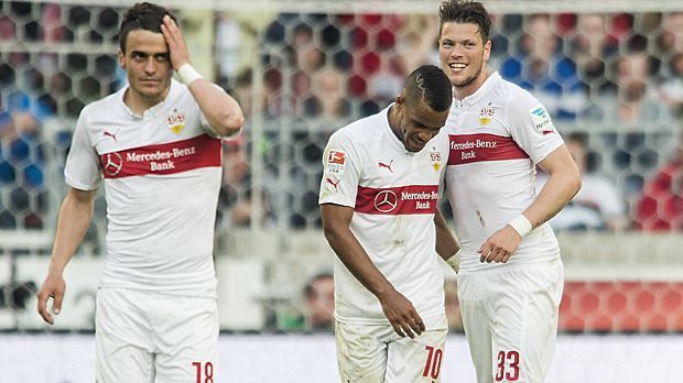 
                <strong>Filip Kostic, Daniel Didavi und Daniel Ginczek (VfB-Stuttgart)</strong><br>
                Beim VfB Stuttgart führt ein Dreigestirn: Filip Kostic, Daniel Didavi und Daniel Ginczek nehmen sich offenbar im Fanshop der Schwaben nicht viel.
              