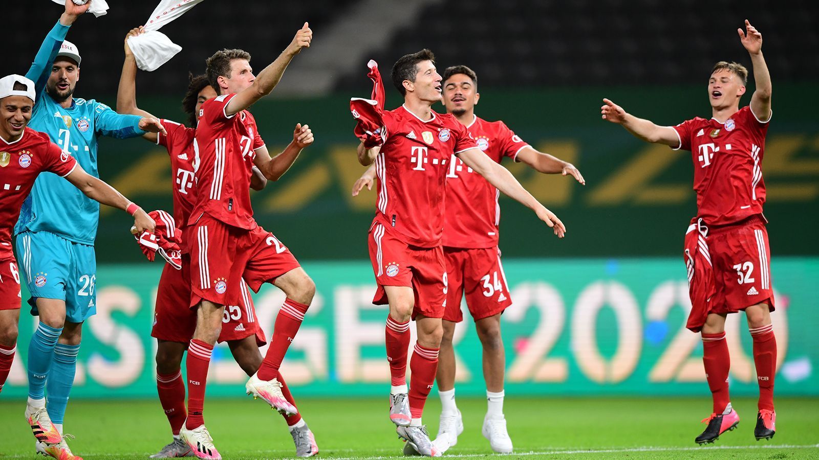 
                <strong>So feiern die Bayern-Spieler den Pokalsieg</strong><br>
                
              