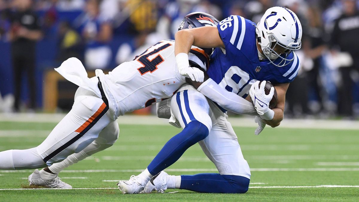 INDIANAPOLIS, IN - AUGUST 11: Denver Broncos Safety JL Skinner (34) tackles Indianapolis Colts Tight End Will Mallory (86) during the NFL, American Football Herren, USA Preseason game between the D...