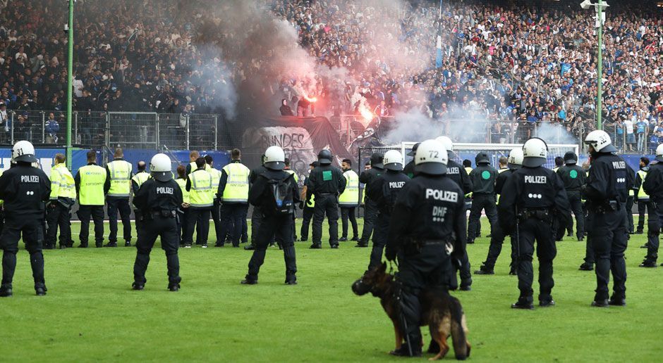 
                <strong>Polizei rückt mit Hunden an</strong><br>
                Hunderte Polizisten mussten aufs Spielfeld, um die Spieler zu schützen. 
              