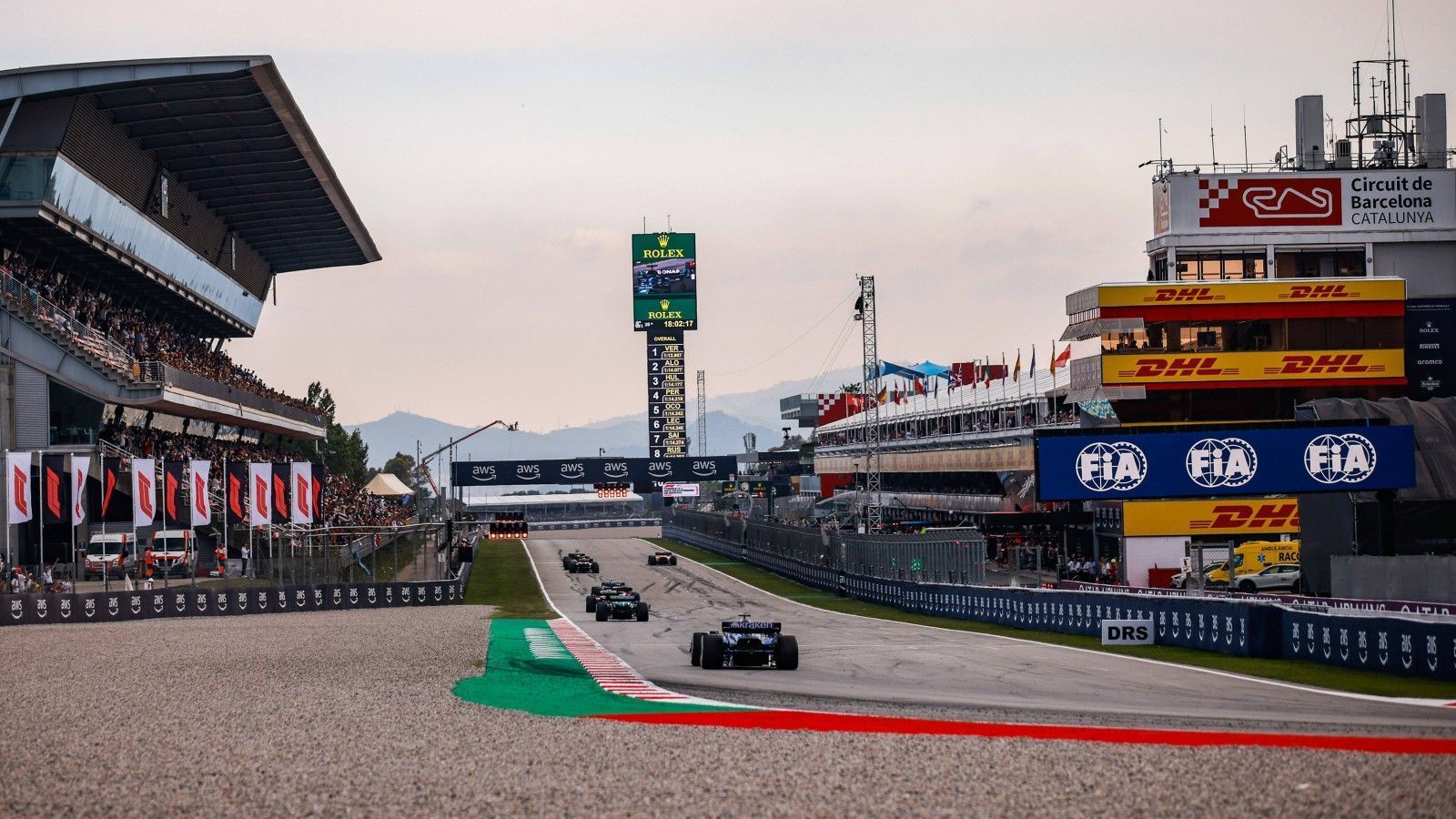 
                <strong>Gewinner: Circuit de Catalunya</strong><br>
                Die Formel-1-Fans haben sich inzwischen daran gewöhnt: Der Großteil der Grands Prix läuft als Einstopp-Rennen ab, und die bieten mitunter wenig Abwechslung. In der spanischen Metropole ist das anders. Weil der Asphalt auf dem Circuit de Catalunya rau und wenig reifenfreundlich ist, kam kein einziger der 20 Boliden mit nur einem Stopp aus. Mehr Action in der Boxengasse, schlechte Stopps inklusive, variablere Strategien - alles Dinge, die Fans gerne sehen.
              