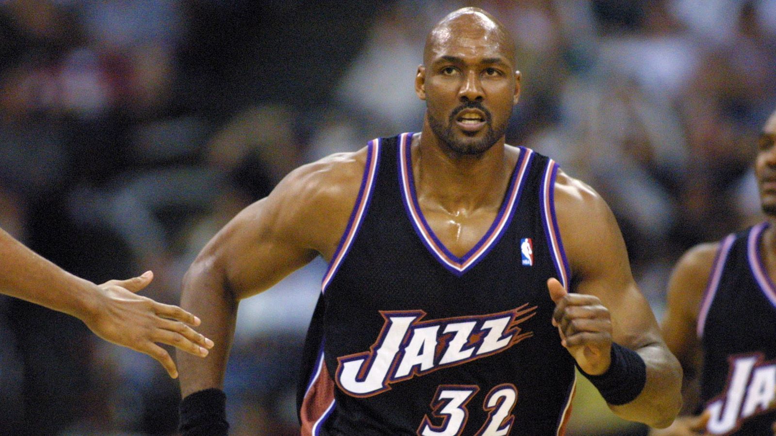 <strong>Karl Malone</strong><br>Dritter der NBA All Time-Scoring List hinter LeBron James und Kareem Abdul-Jabbar, verbrachte Malone den Großteil seiner Karriere bei Utah Jazz, wo er zweimaliger MVP und 14-maliger All-Star wurde. Seinen Spitznamen "Mailman" erhielt Malone für seine konstante "Delivery" (gemeint ist seine konstante Leistung) auf dem Platz. Eine Kontroverse neben dem Platz hängt ihm bis heute nach: Mit 20 Jahren wurde Malone Vater des späteren NFL-Profis Demetress Bell. Mutter Gloria war zum Zeitpunkt der Geburt erst 13 Jahre alt.